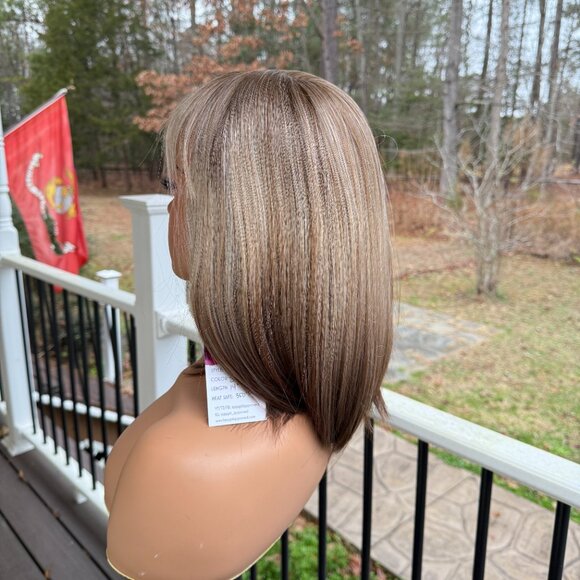 Blonde wig with brown highlights and tips, bang wig, throw on and go wig - Picture 4 of 4